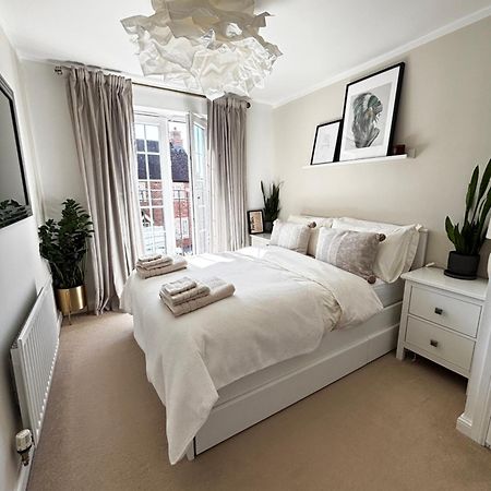 Delux Room With Private Parking, Sleeps 2, Perfect For Cotswold Getaway, Easy A419 Access Blunsdon Bagian luar foto