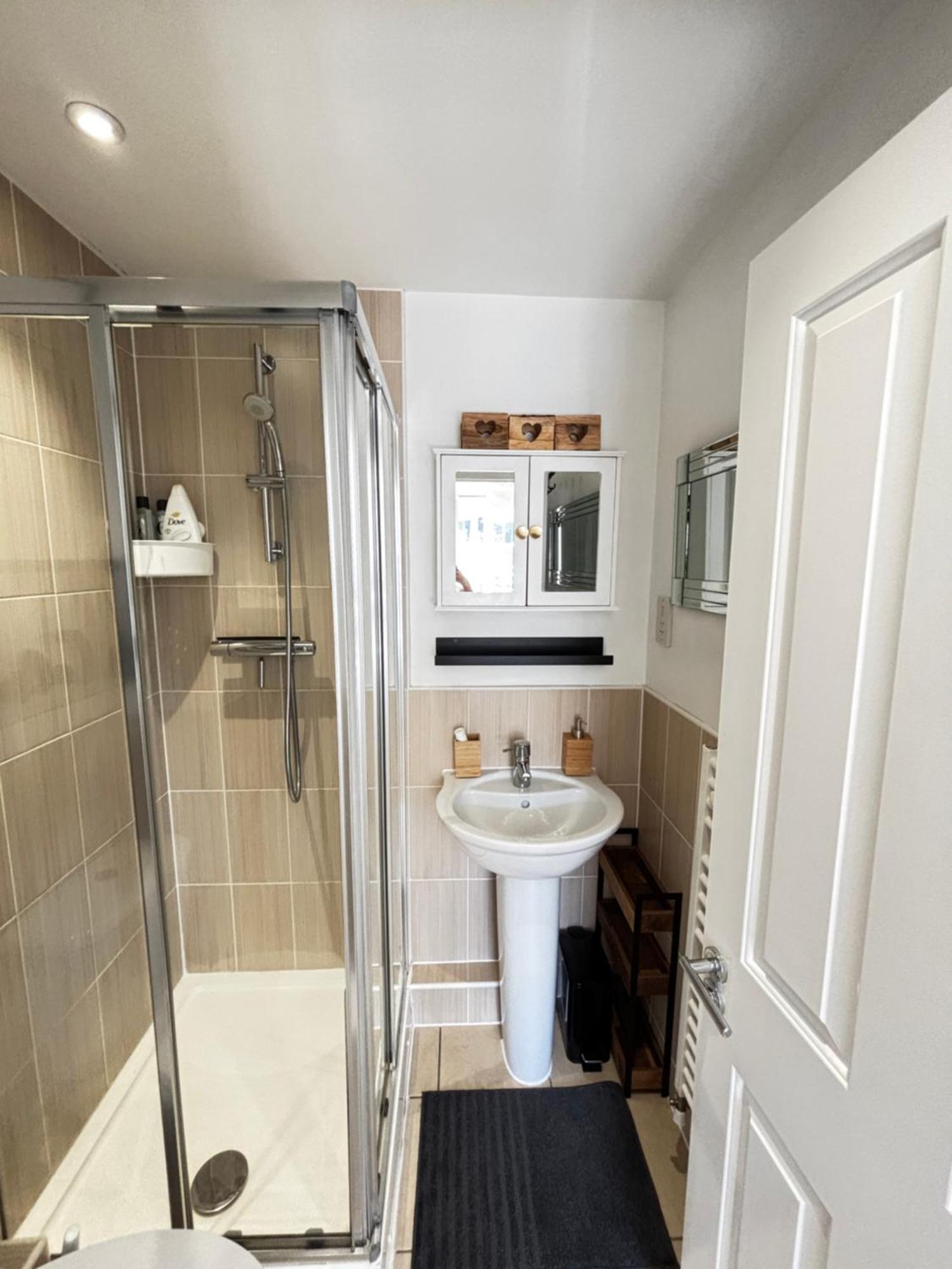 Delux Room With Private Parking, Sleeps 2, Perfect For Cotswold Getaway, Easy A419 Access Blunsdon Bagian luar foto