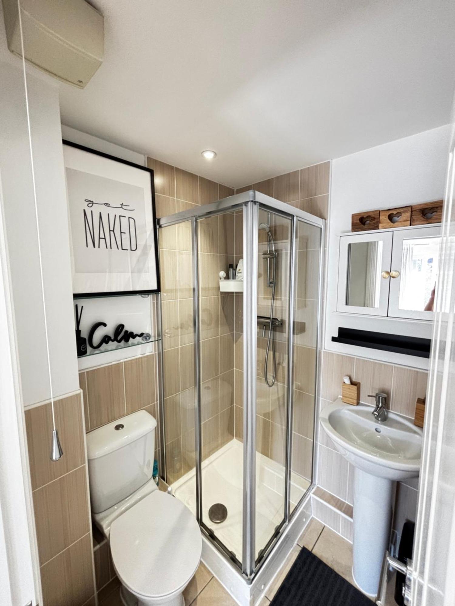 Delux Room With Private Parking, Sleeps 2, Perfect For Cotswold Getaway, Easy A419 Access Blunsdon Bagian luar foto